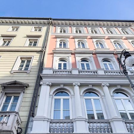Piazza Della Borsa 3C Tirabora Short Rent Leilighet Trieste Eksteriør bilde